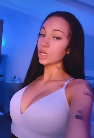 3. Sexy Danielle Bregoli Enseña Escote Con Top Corto Blanco