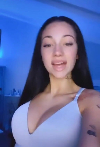 4. Sexy Danielle Bregoli Enseña Escote Con Top Corto Blanco