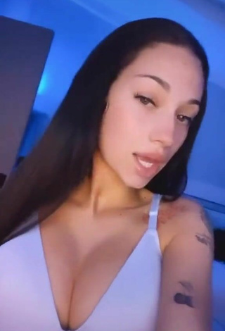 5. Sexy Danielle Bregoli Enseña Escote Con Top Corto Blanco