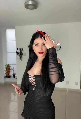 5. Sexy Brenda Zambrano Con Vestido Negro