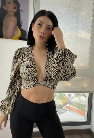 2. Hermosa Brenda Zambrano Enseña Escote Con Top Corto Leopardo