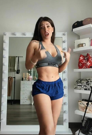 Sexy Brenda Zambrano con Pantalones Cortos Deportivos Azul