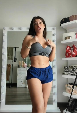 2. Sexy Brenda Zambrano Con Pantalones Cortos Deportivos Azul