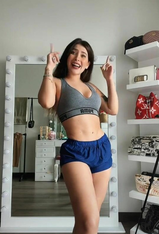 3. Sexy Brenda Zambrano Con Pantalones Cortos Deportivos Azul