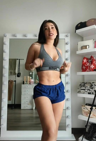 4. Sexy Brenda Zambrano Con Pantalones Cortos Deportivos Azul