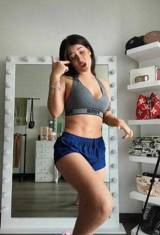 5. Sexy Brenda Zambrano Con Pantalones Cortos Deportivos Azul