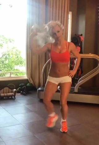 Sexy Britney Spears con Top Corto Naranja