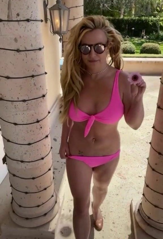 4. Sexy Britney Spears Enseña Escote Con Bikini