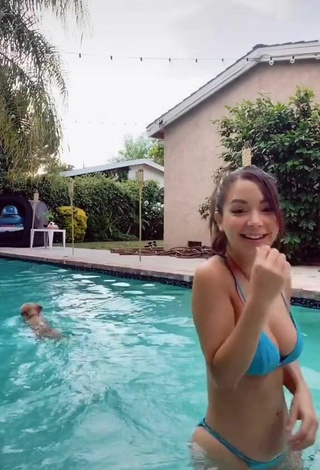 Caliente Caelike enseña escote con Bikini Azul en la piscina