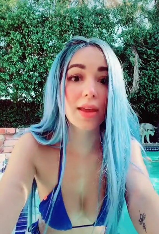 2. Hermosa Caelike Con Bikini Azul En La Piscina