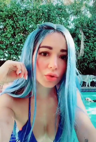 3. Hermosa Caelike Con Bikini Azul En La Piscina