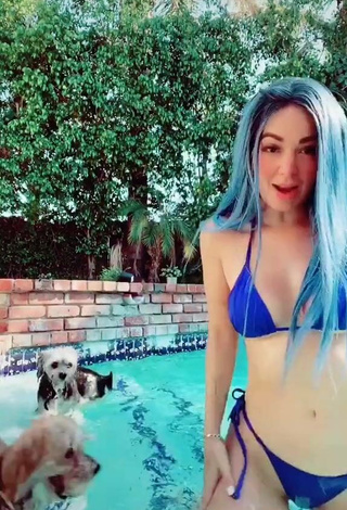 5. Hermosa Caelike Con Bikini Azul En La Piscina