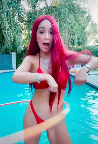 3. Guapísima Caelike Con Atractivos Bikini Rojo En La Piscina