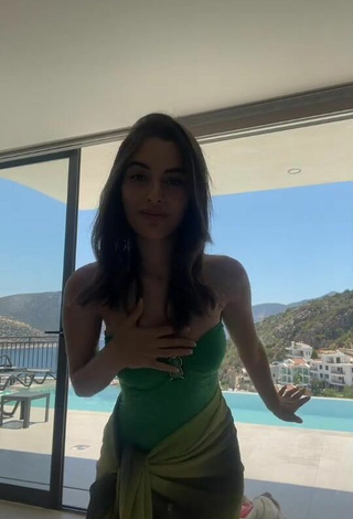 Sexy Cagla Simsek con Traje de Baño Verde en la piscina