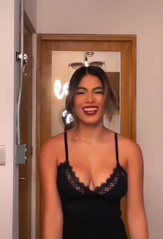 Sexy Camilla Contreras enseña escote con Top Negro y Senos Saltarines