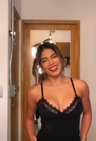 3. Sexy Camilla Contreras Enseña Escote Con Top Negro Y Senos Saltarines