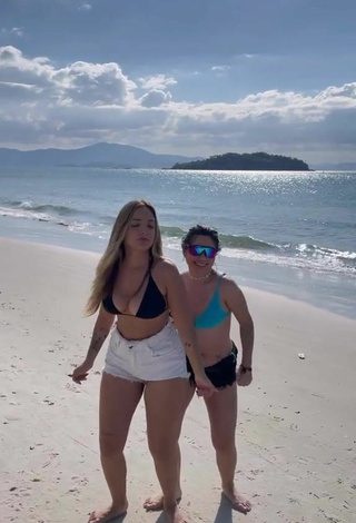 Caliente Carolinne Silver con Sujetador de Bikini en la playa