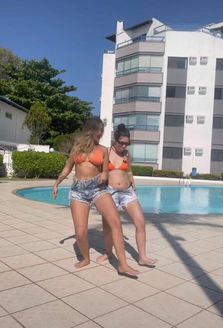 2. Sexy Carolinne Silver Con Sujetador De Bikini En La Piscina