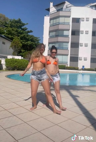 3. Sexy Carolinne Silver Con Sujetador De Bikini En La Piscina