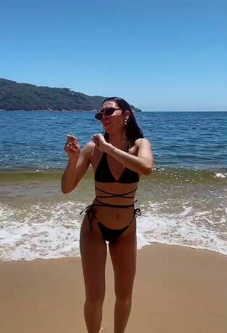 2. Caliente Kimberly Loaiza Con Bikini Negro En La Playa