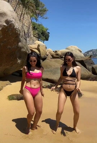 5. Sexy Kimberly Loaiza Con Bikini En La Playa