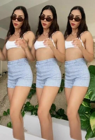 Sexy Kimberly Loaiza con Top Corto Blanco