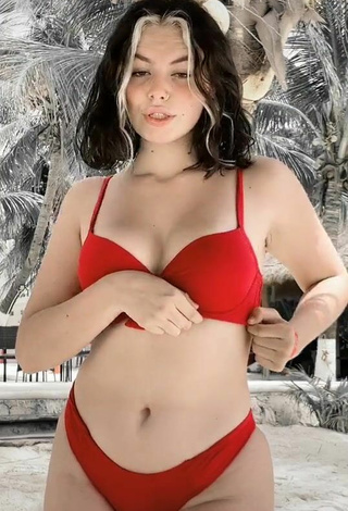 Más caliente Claudia García con Bikini Rojo en la playa