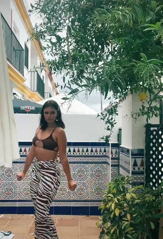 4. Bonita Claudia García Enseña Escote Con Sujetador De Bikini