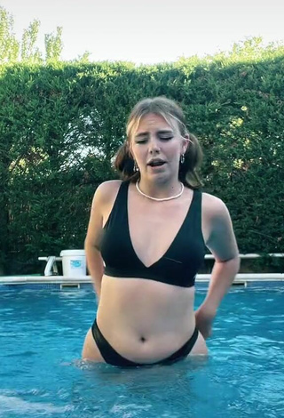 4. Bonita Claudia García Con Bikini Negro En La Piscina