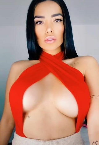 5. Sexy Dania Méndez Con Top Bombacho Rojo Sin Brassière Y Tetas Saltarinas