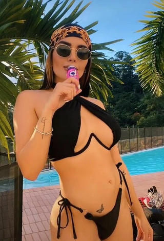 2. Bonita Dania Méndez Con Bikini Negro En La Piscina