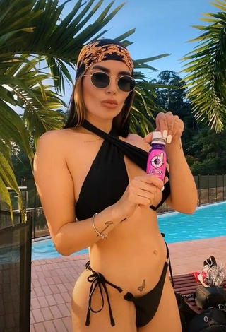 4. Bonita Dania Méndez Con Bikini Negro En La Piscina