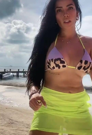 Sexy Dania Méndez con Sujetador de Bikini en la playa