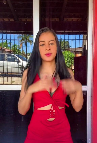 Sexy Daniele Lopes da Silva enseña escote con Vestido Rojo