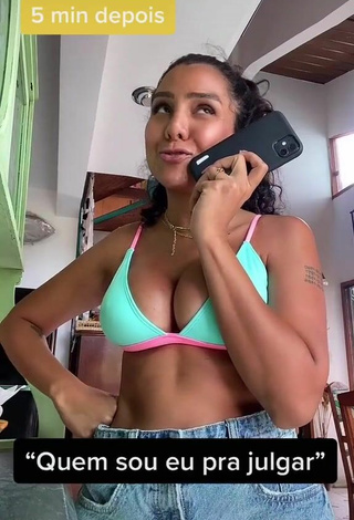 5. Caliente Danielle Dias Enseña Escote Con Sujetador De Bikini