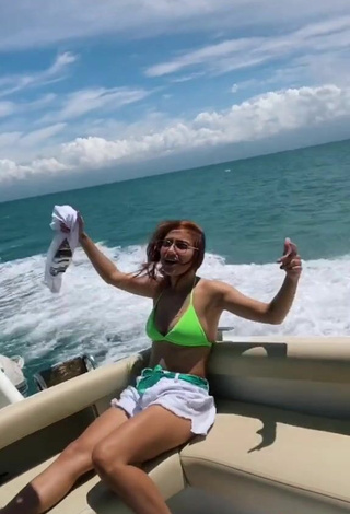 3. Caliente Dani Russo Con Sujetador De Bikini En Un Barco