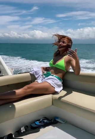 4. Caliente Dani Russo Con Sujetador De Bikini En Un Barco