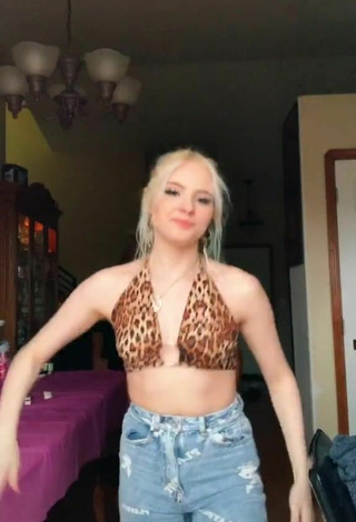 2. Más Caliente Daryna Popach Con Top Corto Leopardo