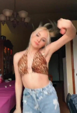 4. Más Caliente Daryna Popach Con Top Corto Leopardo