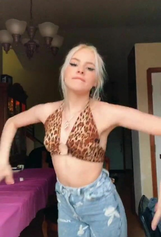 5. Más Caliente Daryna Popach Con Top Corto Leopardo