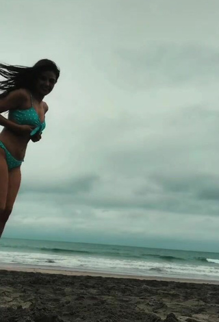 Sexy Dayanara Peralta Enseña Piernas en la playa