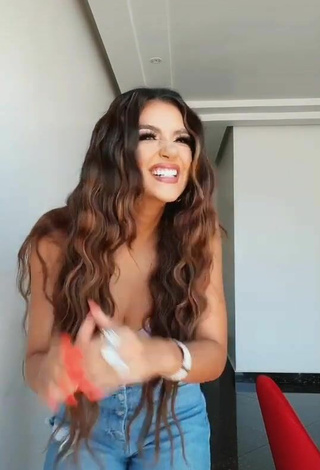 3. Sexy Dayanara Peralta Enseña Escote Con Top