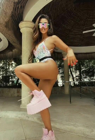 4. Caliente Dayanara Peralta Enseña Escote Con Traje De Baño