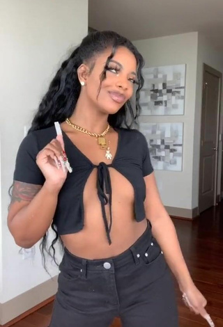 Caliente De'arra Taylor con Top Corto Negro