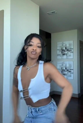 Sexy De'arra Taylor con Top Corto Blanco