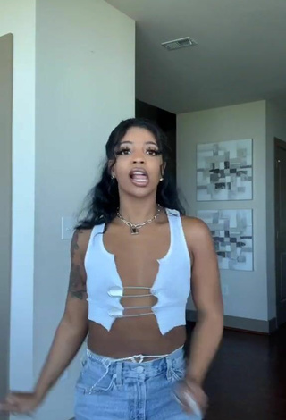 2. Sexy De'arra Taylor Con Top Corto Blanco