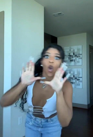 3. Sexy De'arra Taylor Con Top Corto Blanco