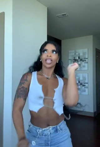 5. Sexy De'arra Taylor Con Top Corto Blanco