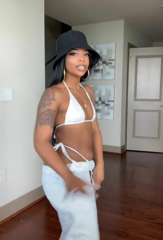 Caliente De'arra Taylor con Bikini Blanco