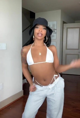 2. Caliente De'arra Taylor Con Bikini Blanco